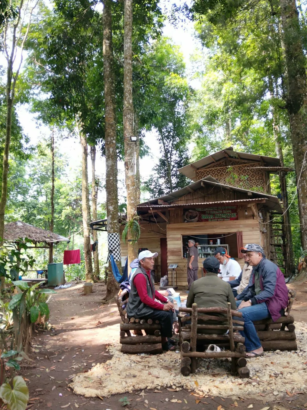 Suasana makan dan ngopi di hutan Youlien